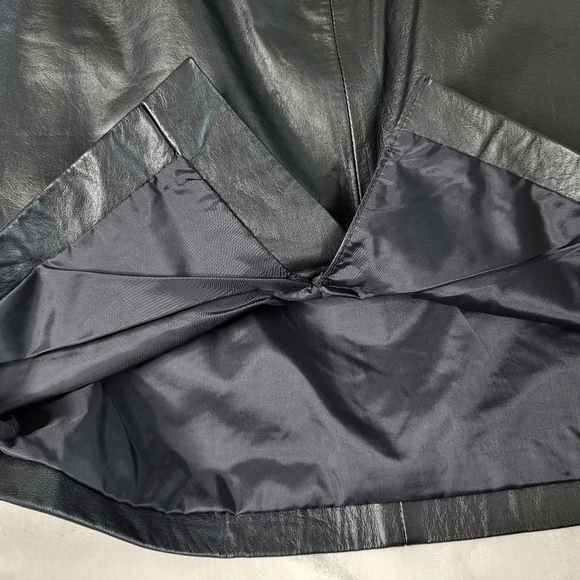 Vintage Wilson's Black Leather Skirt. Size 8 - Picture 8 of 11
